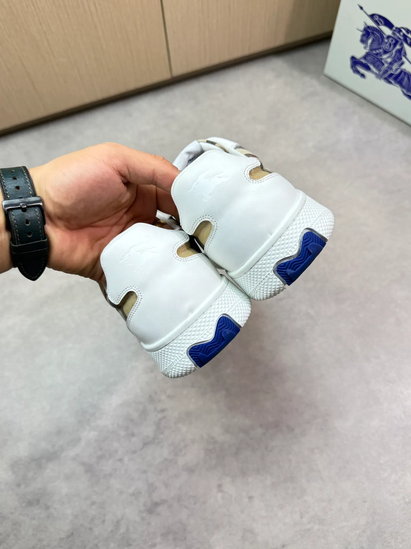 P400 [BURBERRY] Burberry casual sports sneakers - Upper: imported 🔝 Napa calfskin, brand totem cloth, tongue brand cloth label - Lining: brand canvas, foot pad; water-dyed cowhide - Outsole: ultra-light TPR rubber; two-color molded outsole - Super high quality control, fine workmanship: highlighted (high-end, luxury, grade) -Size : 38-44 (Male 45, can be customized)·BBR0372